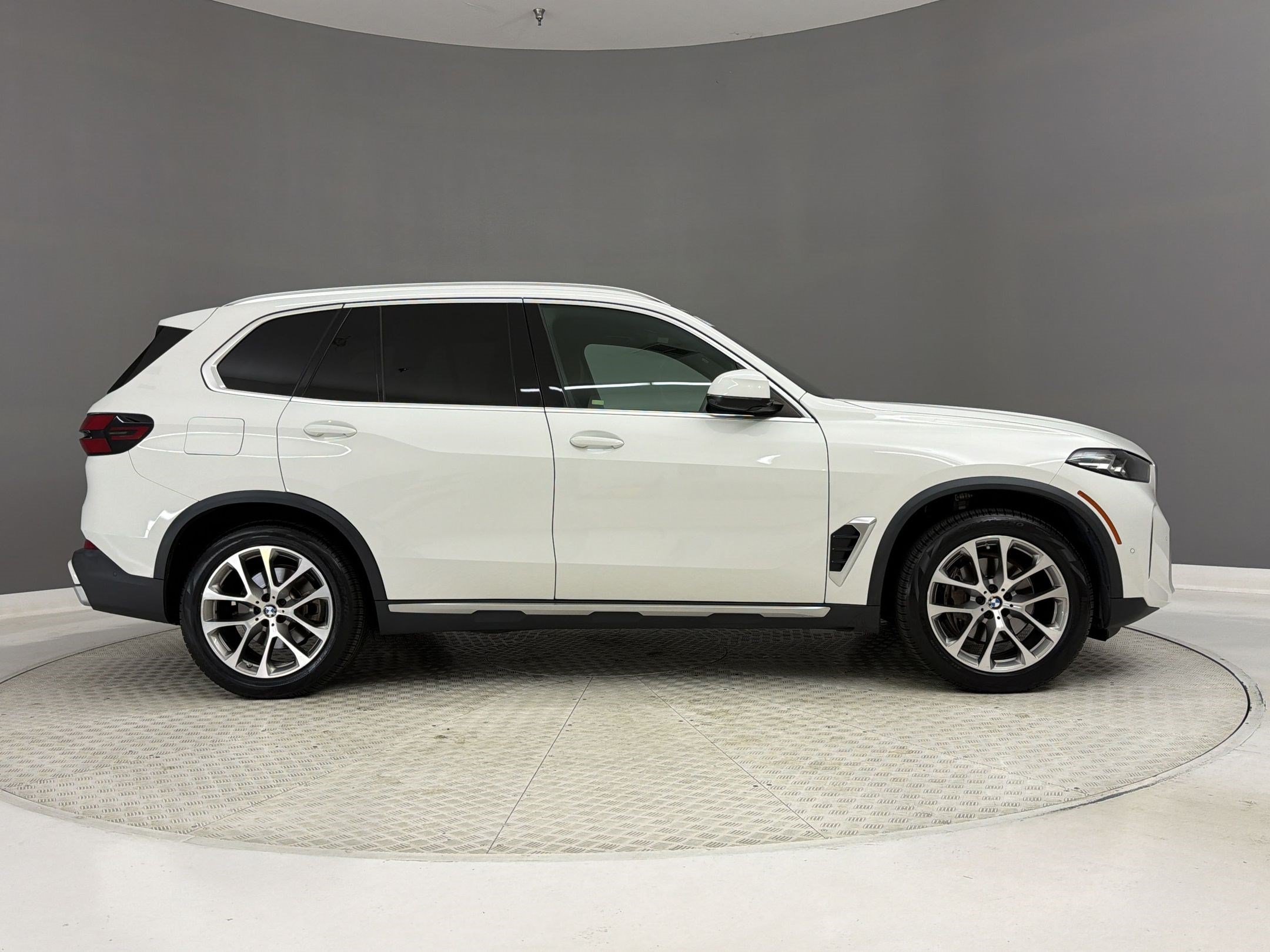 Certified 2024 BMW X5 sDrive40i w/ Parking Assistance Package RWD image 8