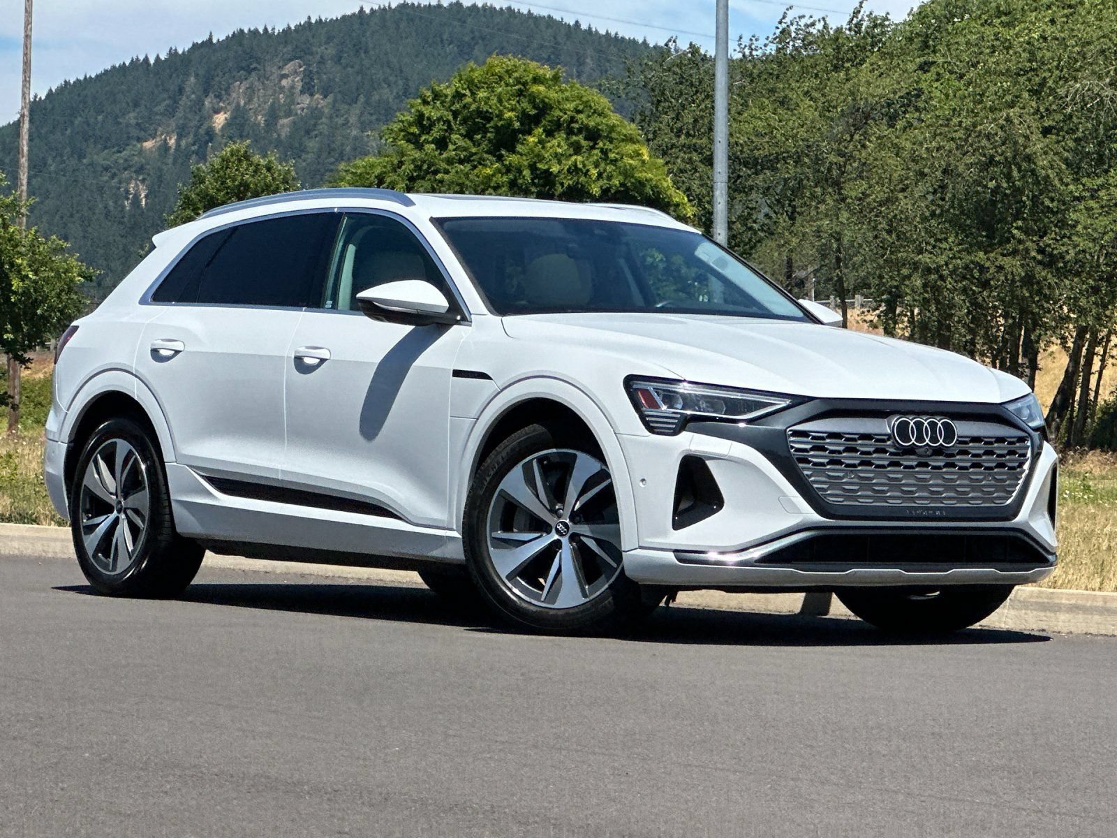 Used 2024 Audi Q8 e-tron Premium Plus w/ Premium Plus Package AWD/4WD image 1