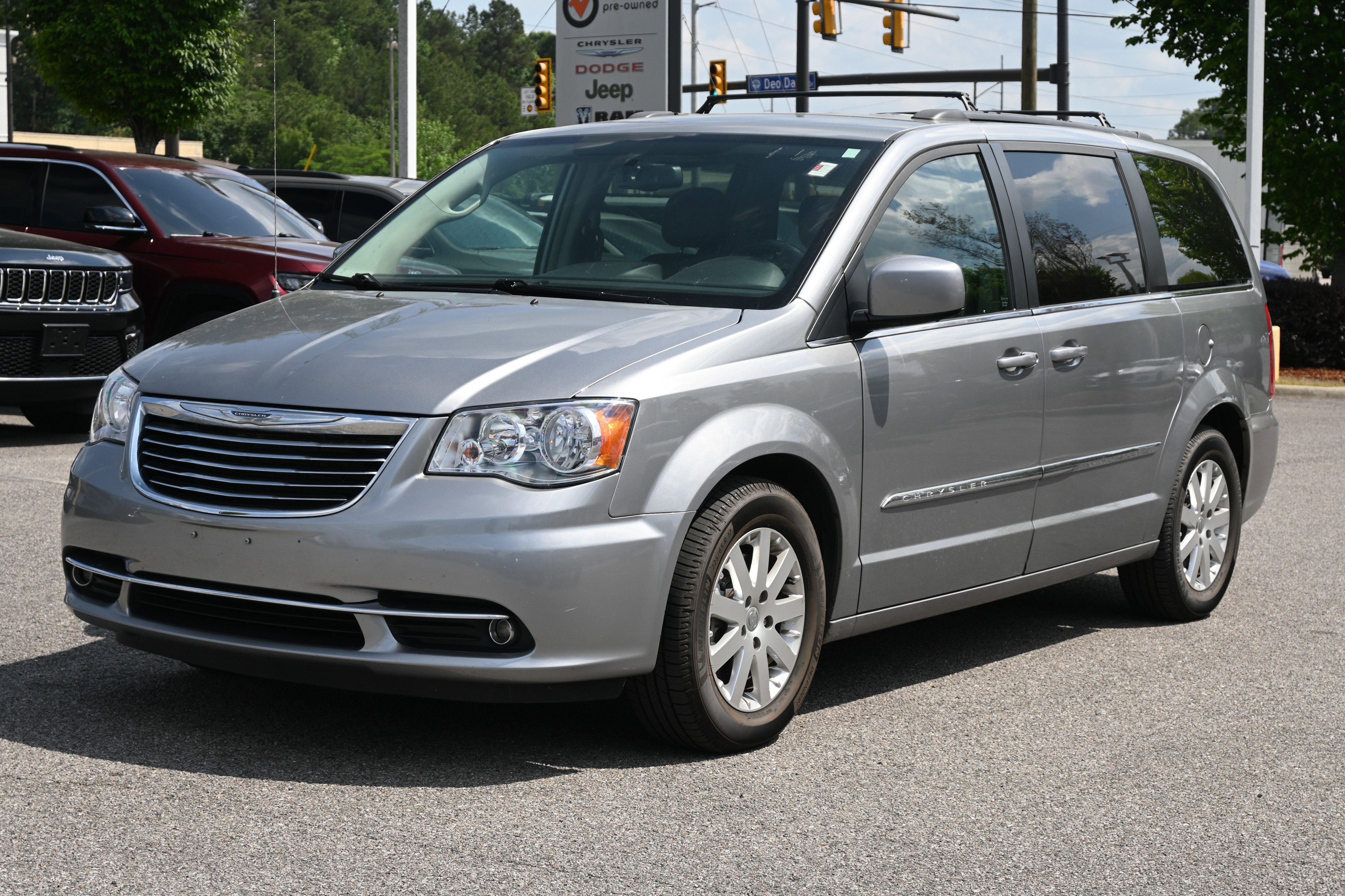 Used 2016 Chrysler Town & Country Touring FWD image 5