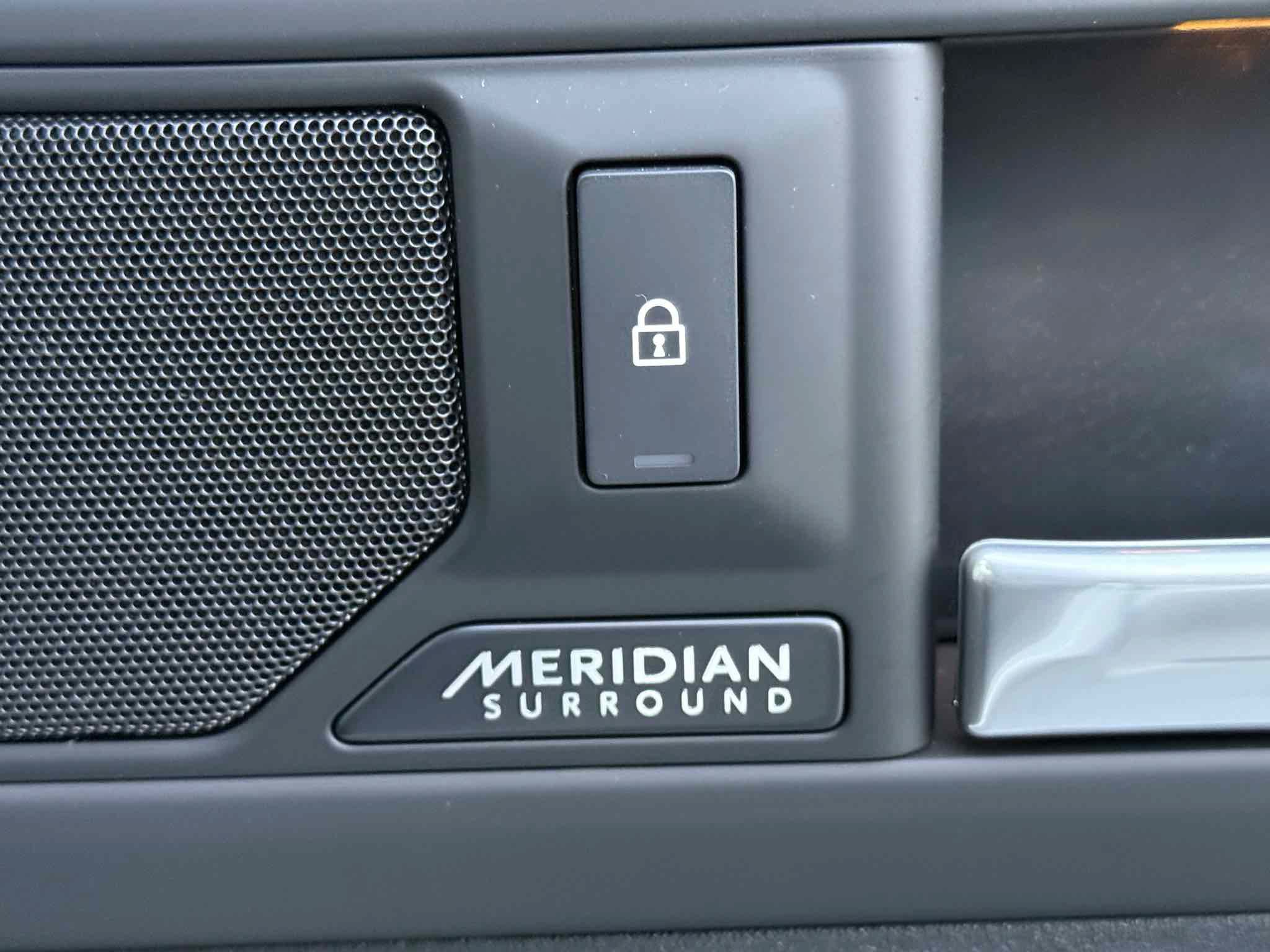 Used 2025 Land Rover Defender 110 X-Dynamic SE AWD/4WD image 18