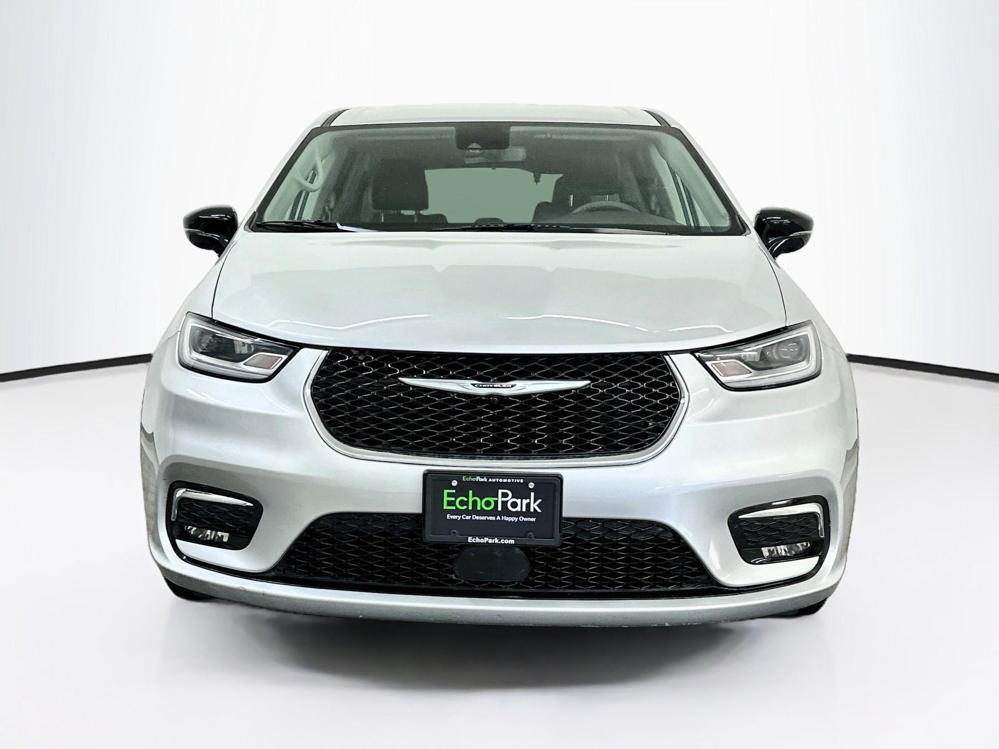 Used 2024 Chrysler Pacifica Touring-L FWD image 2