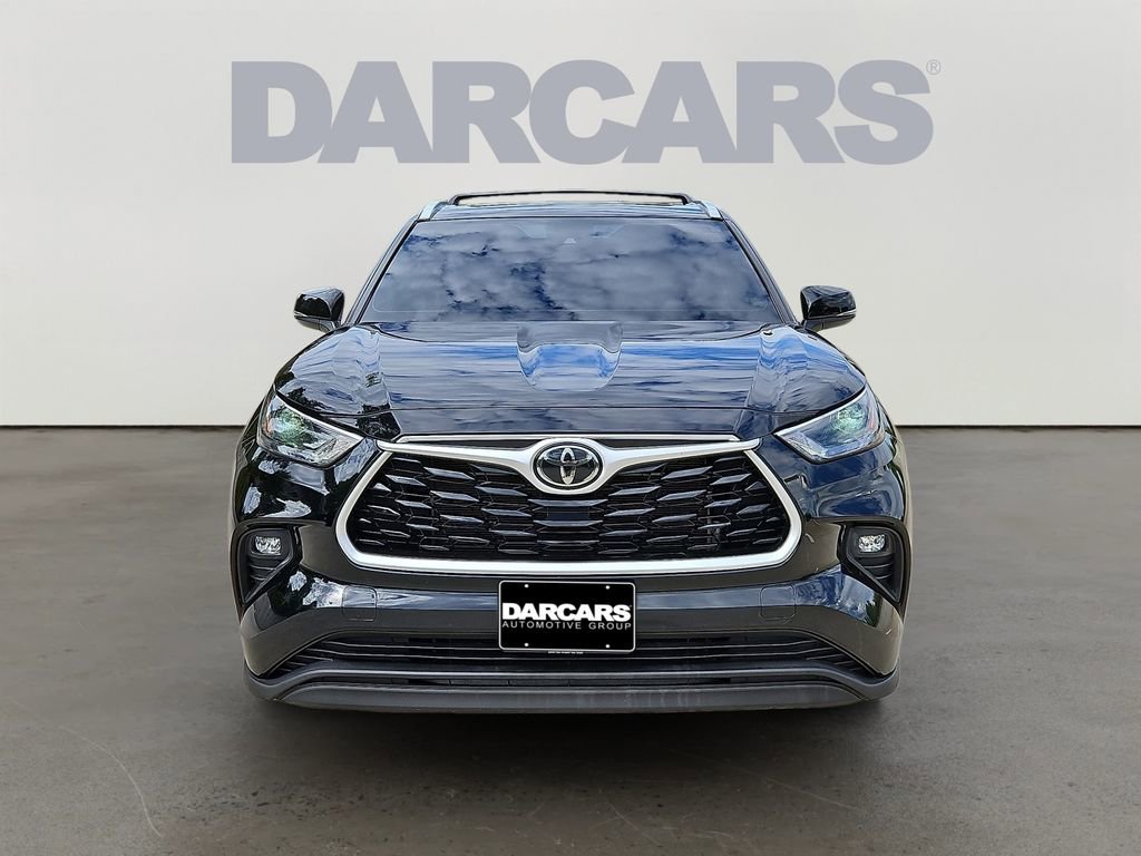 Used 2023 Toyota Highlander XLE image 2