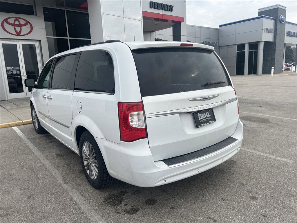 Used 2016 Chrysler Town & Country Touring-L w/ Driver Convenience Group image 15