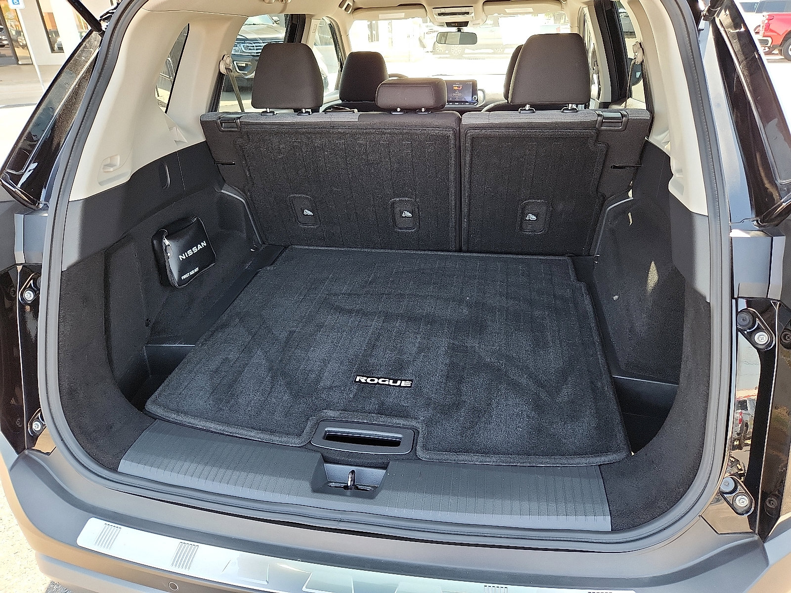 Used 2023 Nissan Rogue SV image 8