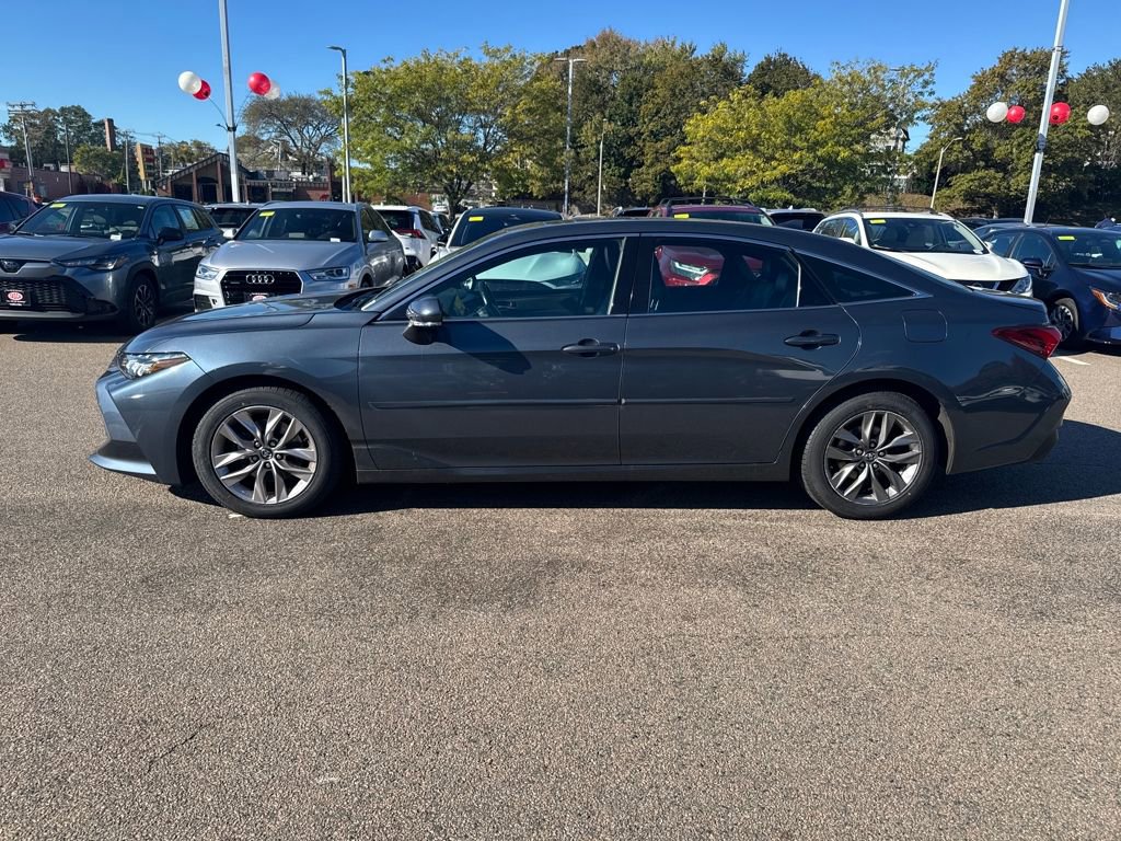 Used 2019 Toyota Avalon XLE w/ Moonroof Package image 4