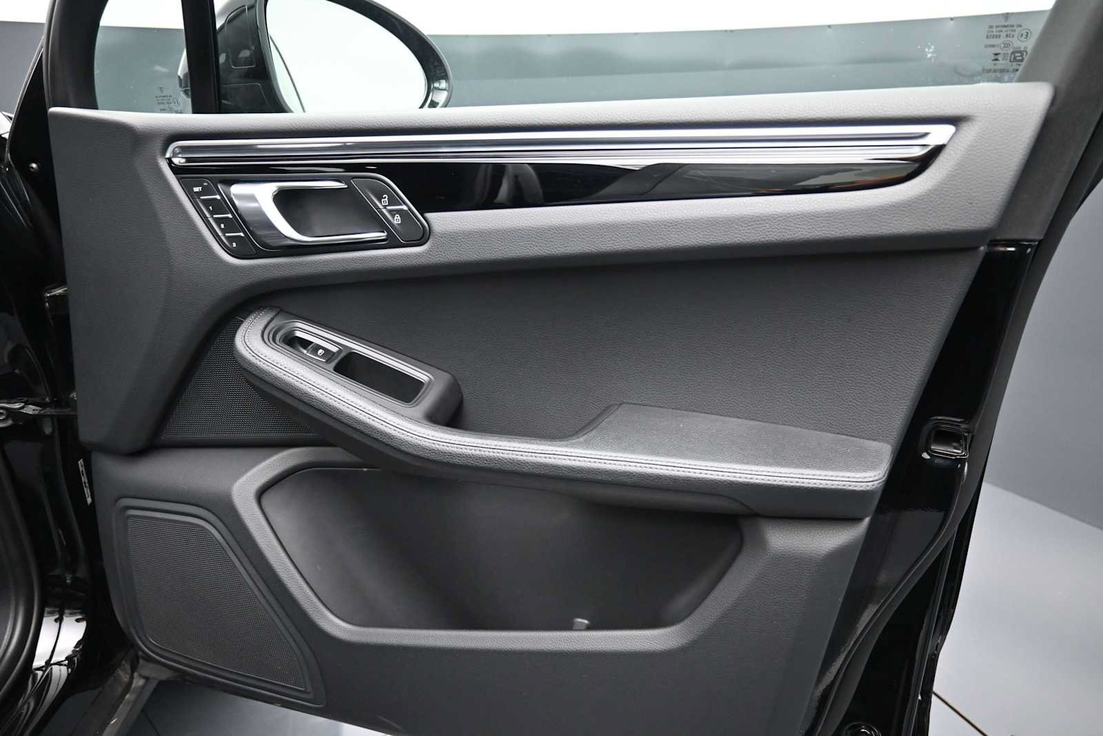 Certified 2024 Porsche Macan AWD/4WD image 19