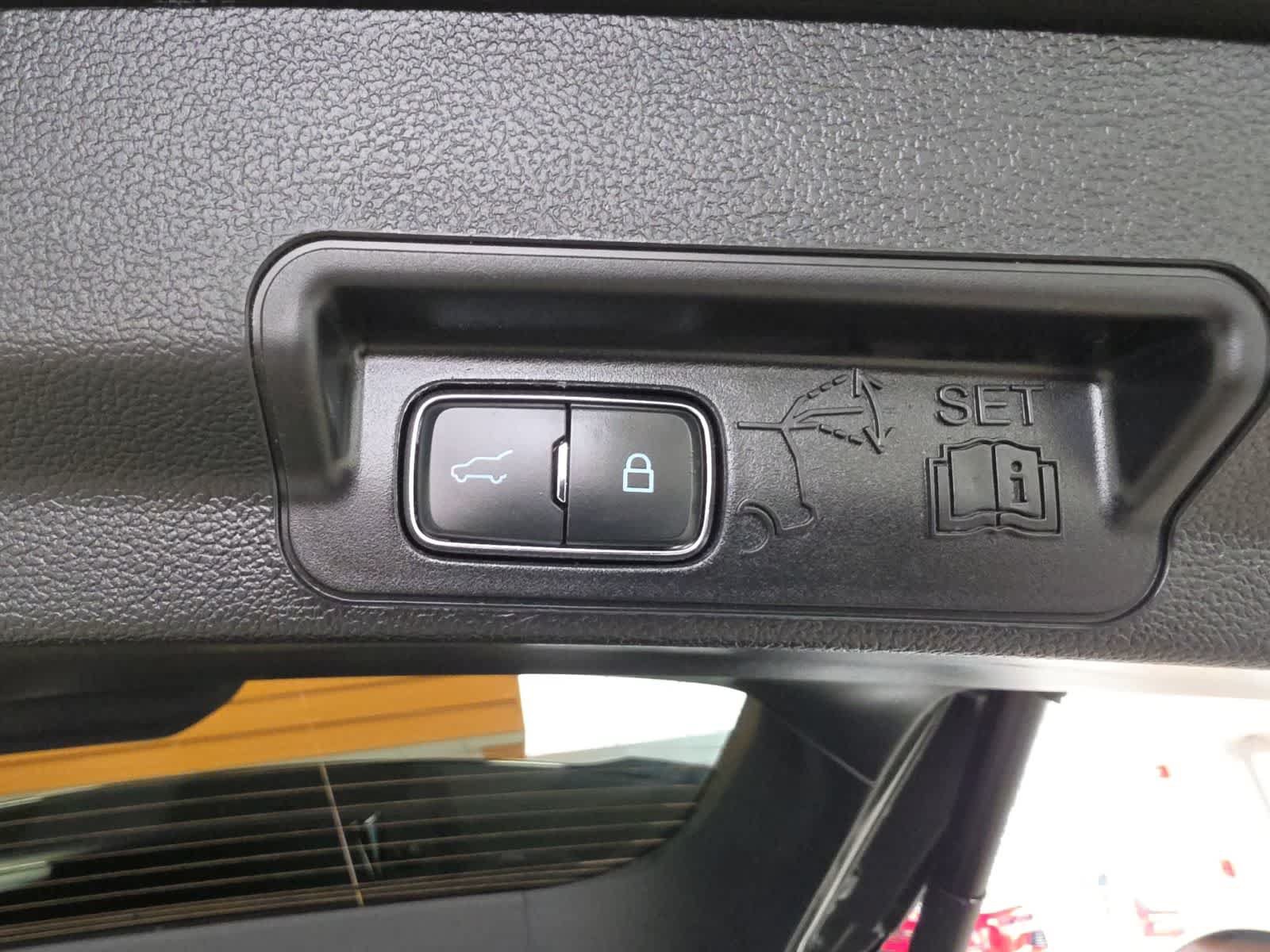 Used 2023 Ford Explorer XLT AWD/4WD image 31