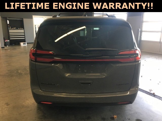 Certified 2025 Chrysler Pacifica Limited image 7