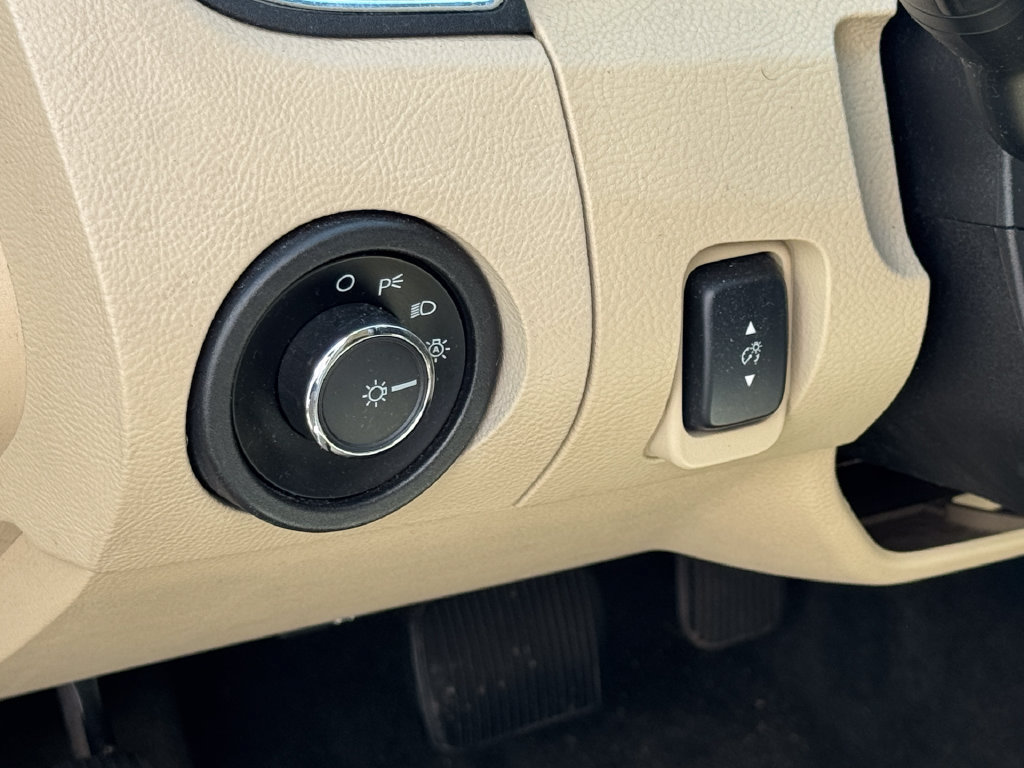 Used 2013 Ford Taurus SEL FWD image 7