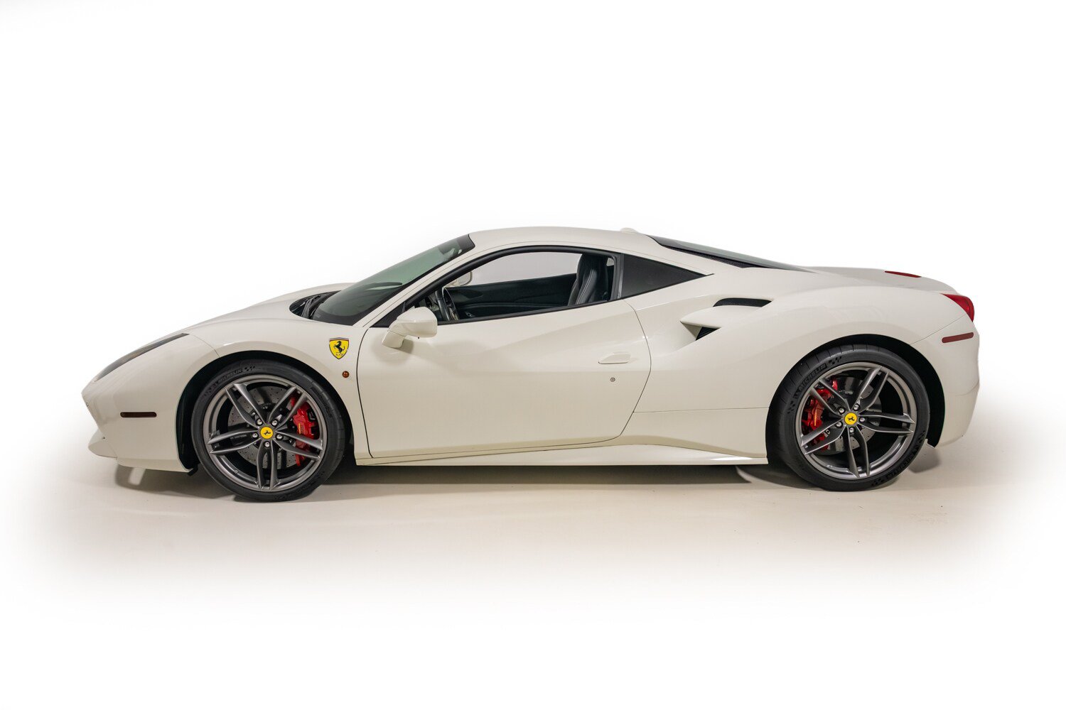 Used 2017 Ferrari 488 GTB RWD image 3