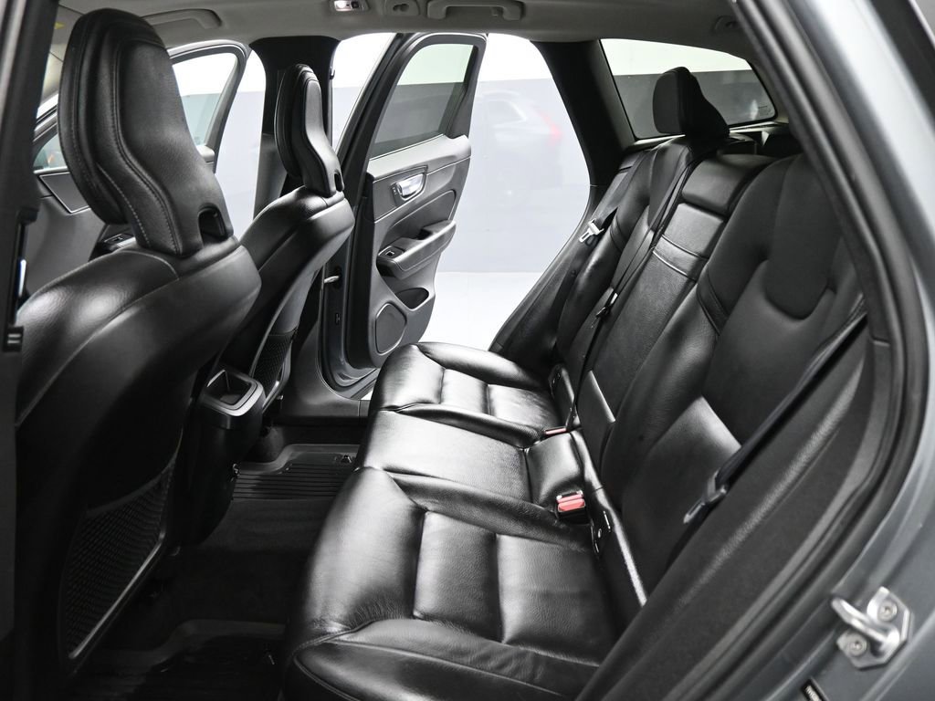 Used 2020 Volvo XC60 T5 Momentum w/ Protection Package Premier image 24