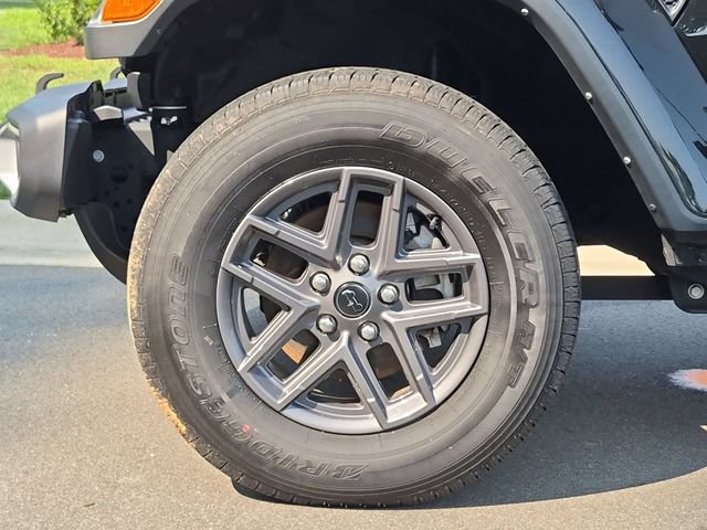 Used 2024 Jeep Gladiator Sport AWD/4WD image 19