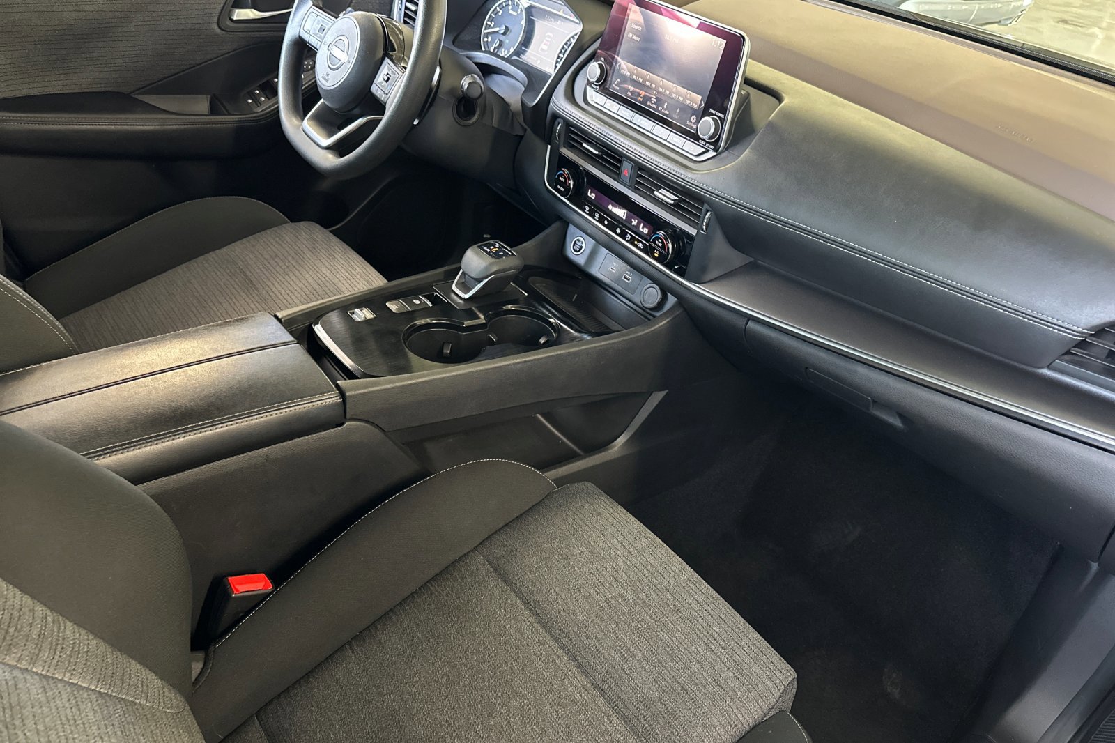 Used 2023 Nissan Rogue SV image 16