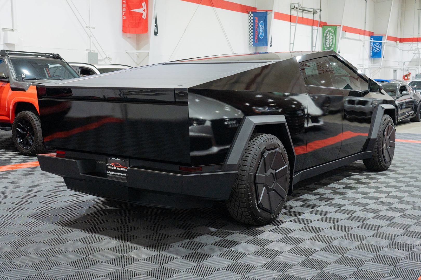 Used 2024 Tesla Cybertruck AWD Crew Cab image 8