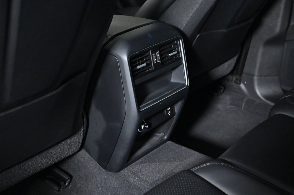 Used 2023 Porsche Cayenne w/ Premium Package AWD/4WD image 19