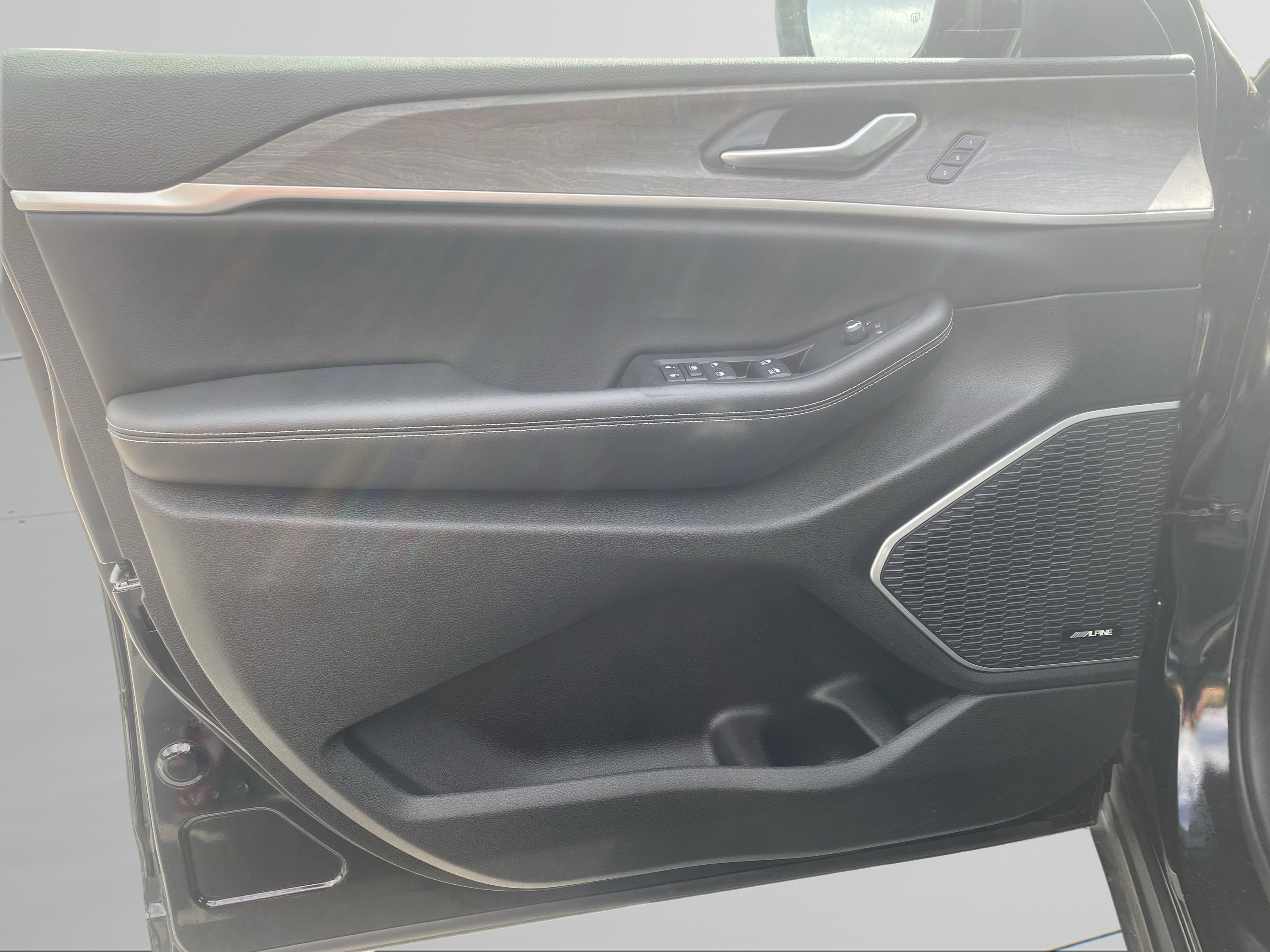 Used 2023 Jeep Grand Cherokee 4WD 4xe image 14