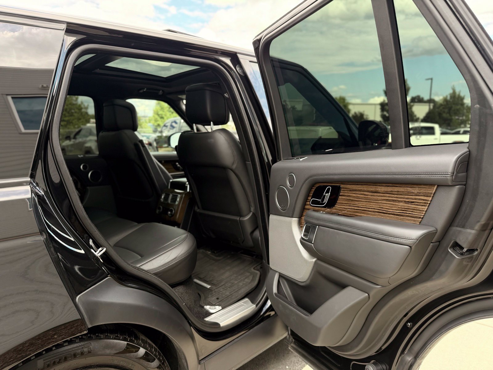 Used 2018 Land Rover Range Rover Supercharged AWD/4WD image 21