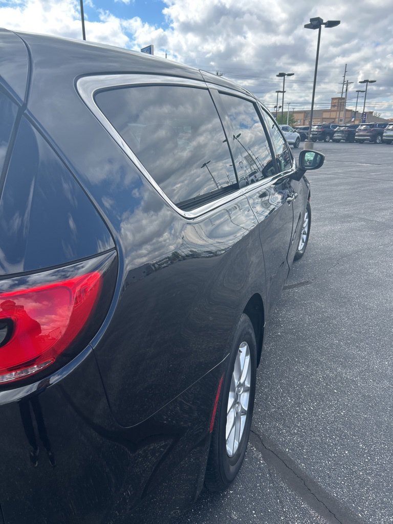 Used 2023 Chrysler Pacifica Touring-L FWD image 16