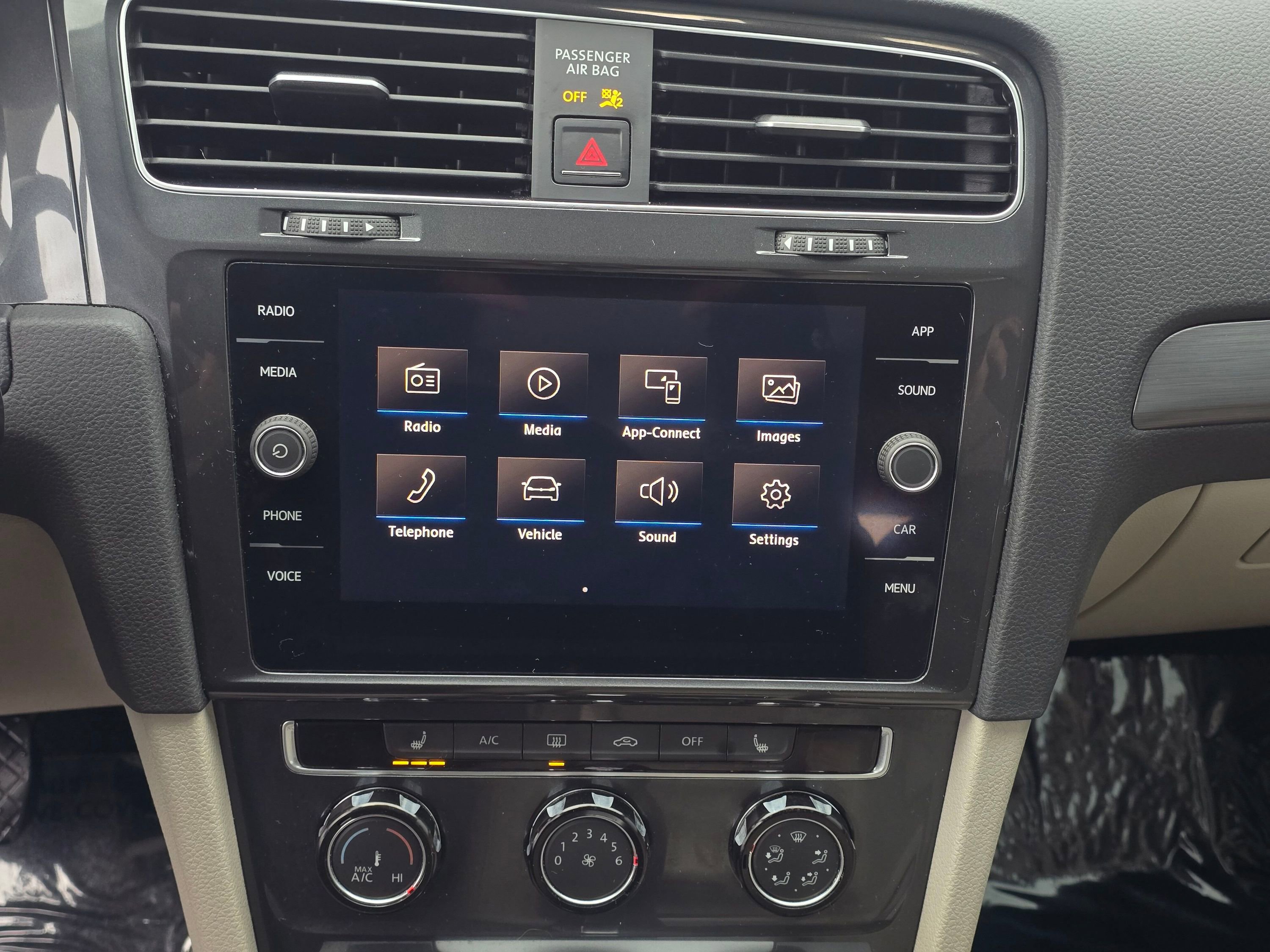 Used 2018 Volkswagen Golf SE image 15