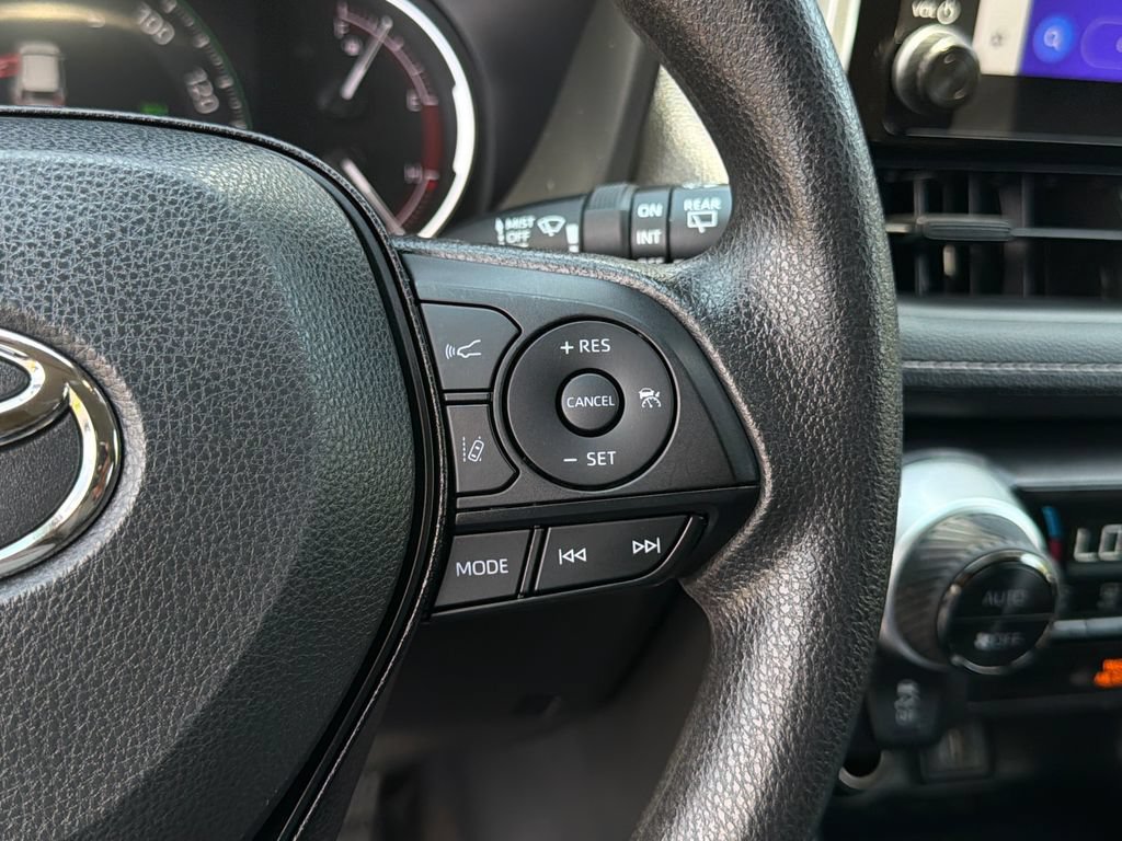 Used 2025 Toyota RAV4 XLE AWD/4WD image 28
