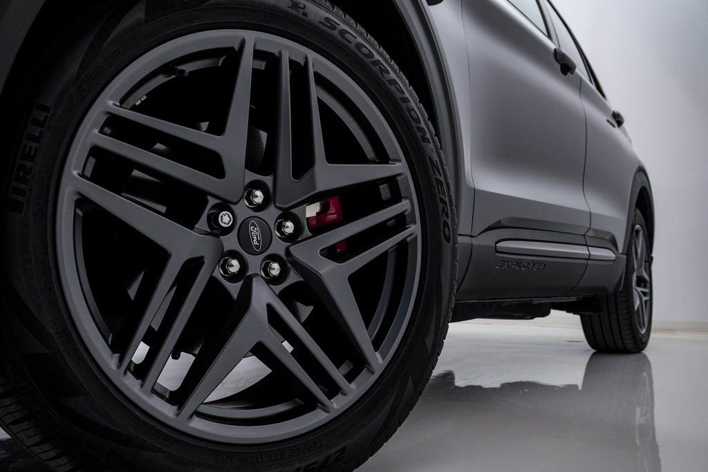 Used 2025 Ford Explorer ST image 5