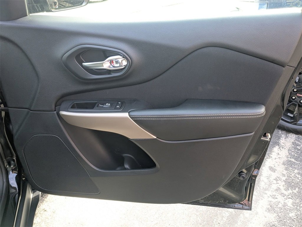 Used 2017 Jeep Cherokee Latitude w/ Safety/Convenience Group image 26