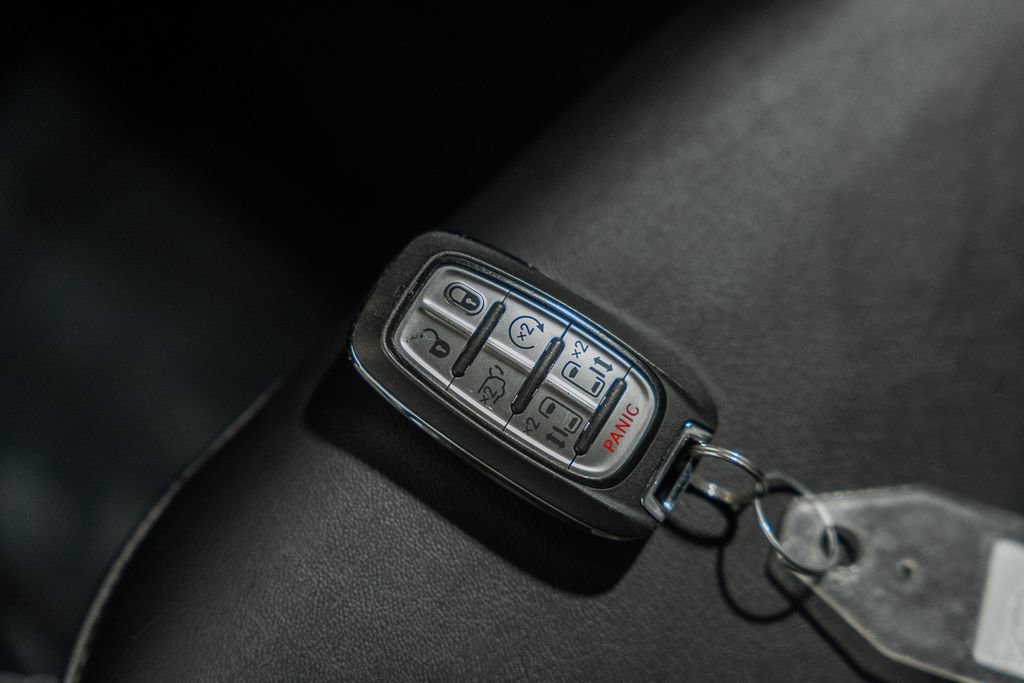 Used 2025 Chrysler Pacifica Select image 48