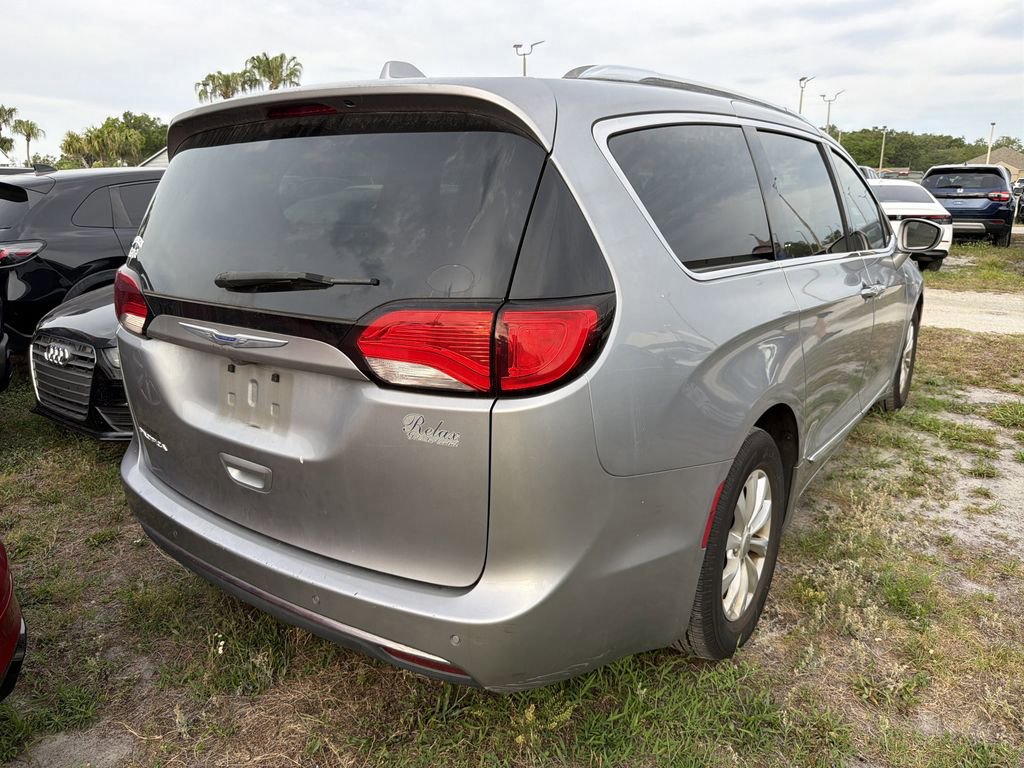Used 2019 Chrysler Pacifica Touring-L FWD image 10