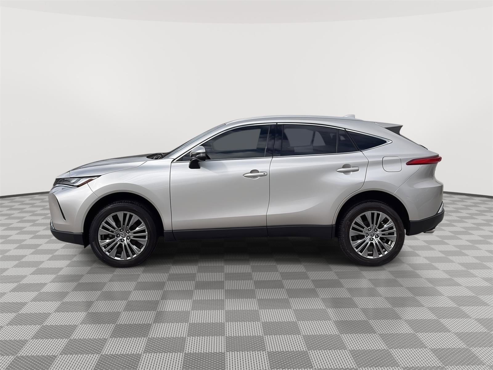 Used 2022 Toyota Venza XLE image 5