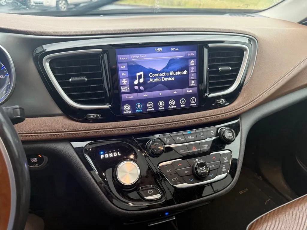 Used 2019 Chrysler Pacifica Limited w/ Tire & Wheel Group FWD image 15