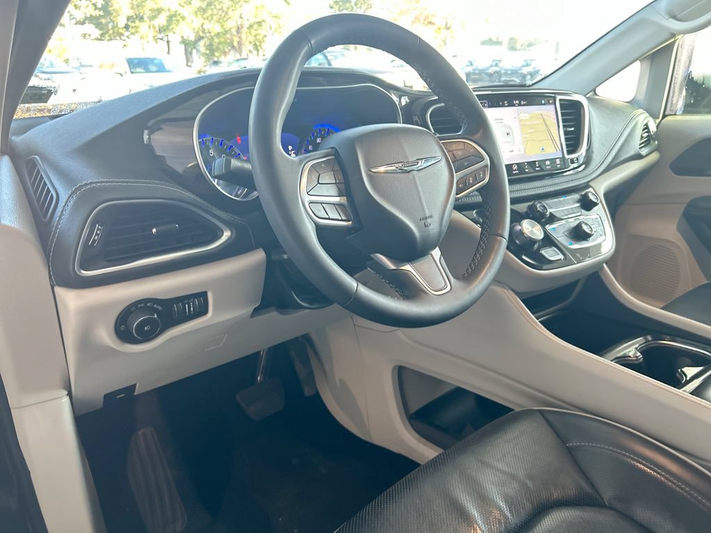 Used 2023 Chrysler Pacifica Limited FWD image 15