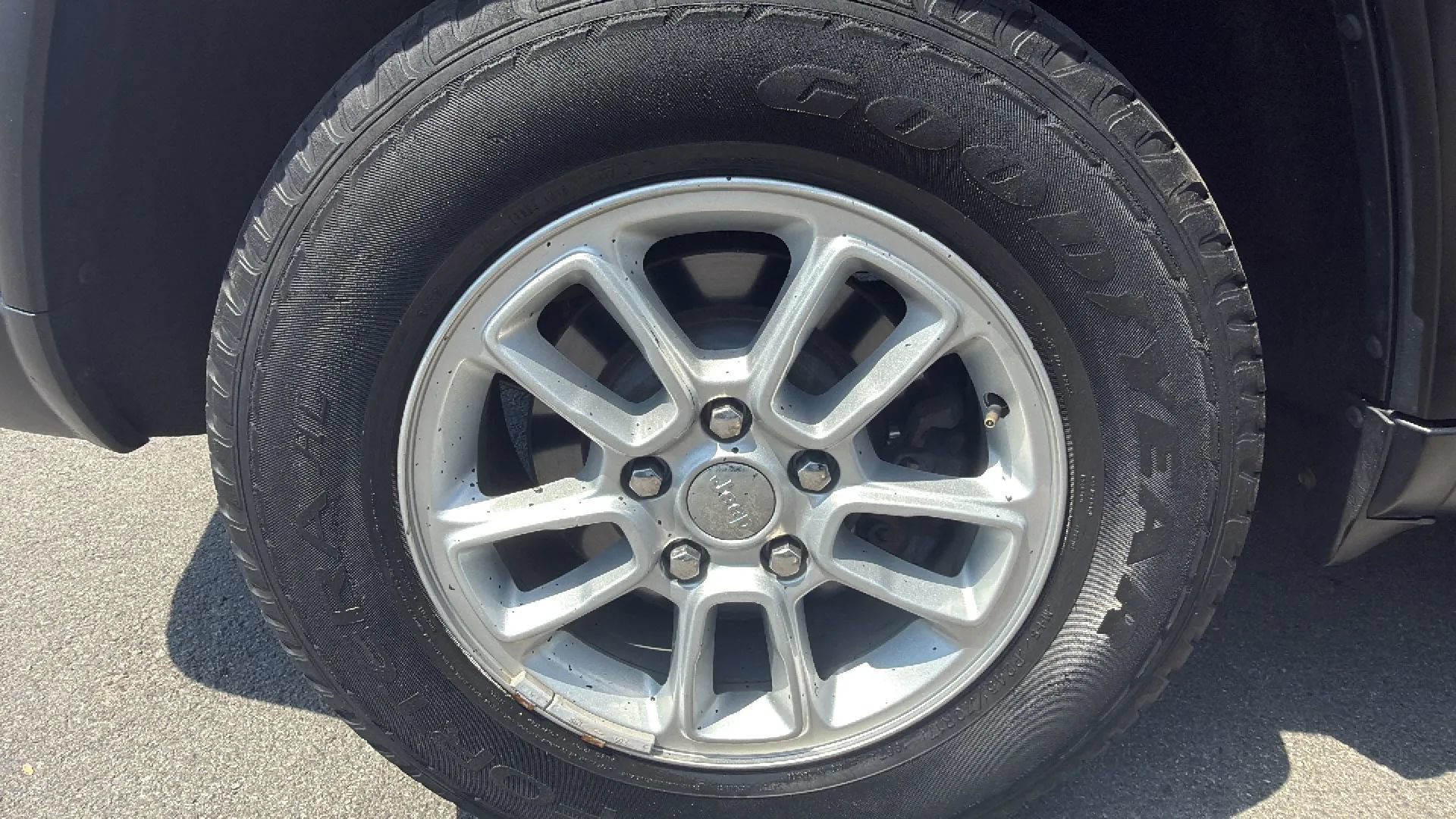 Used 2018 Jeep Grand Cherokee Laredo AWD/4WD image 13