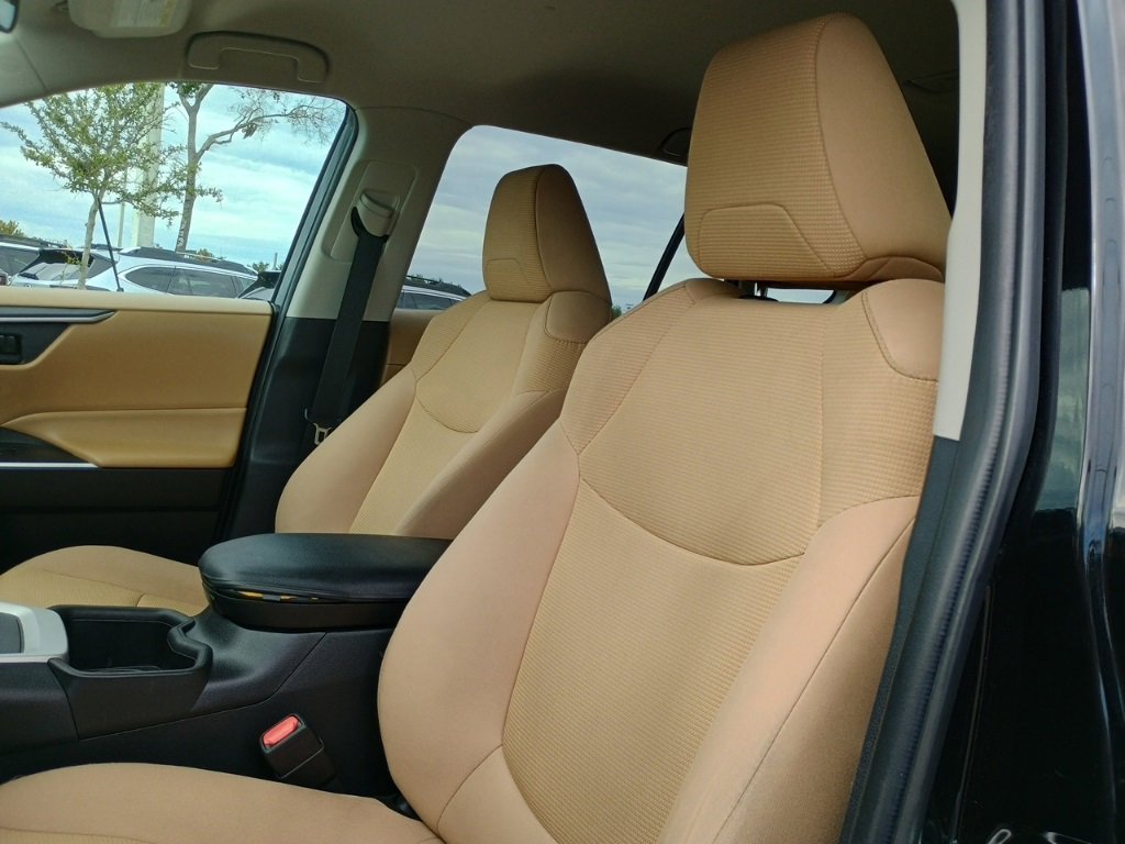 Used 2022 Toyota RAV4 LE image 13