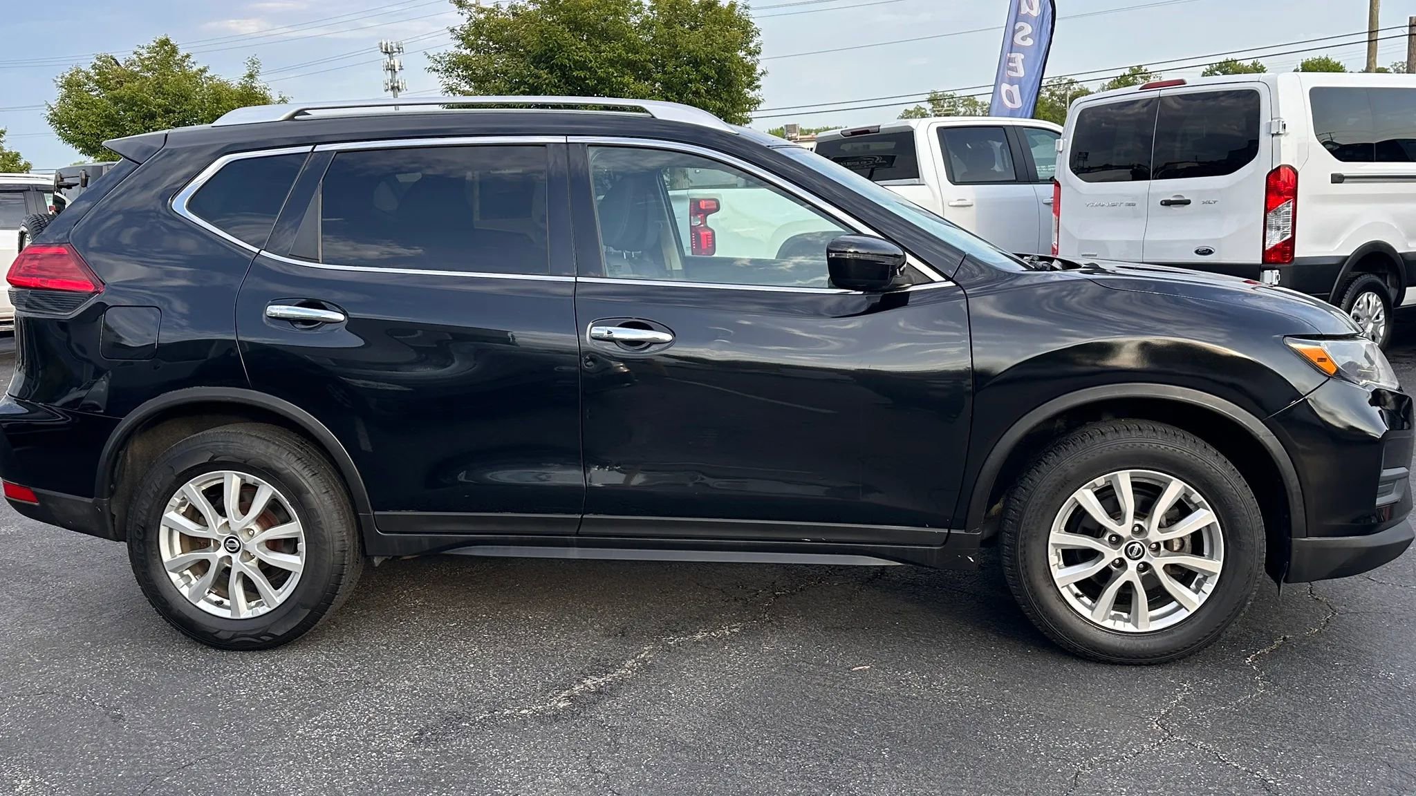 Used 2017 Nissan Rogue SV AWD/4WD image 4