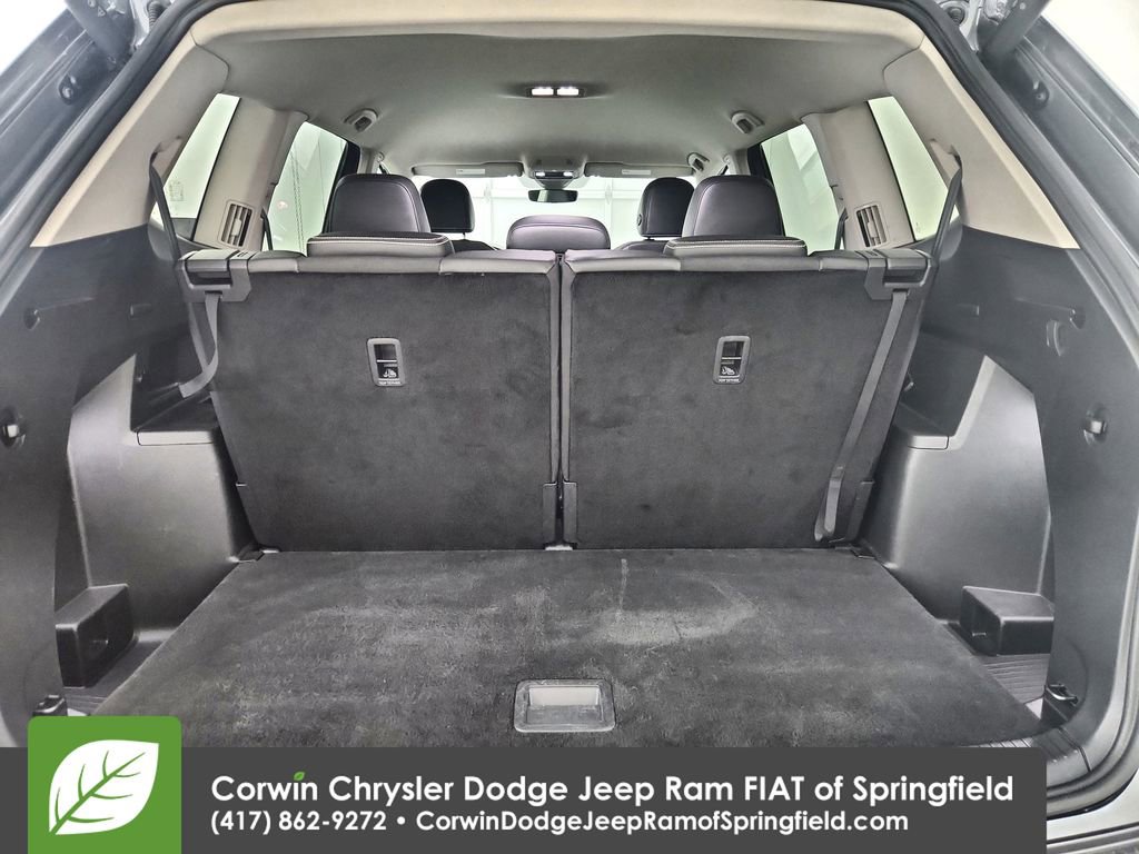 Used 2025 Volkswagen Atlas SE image 32