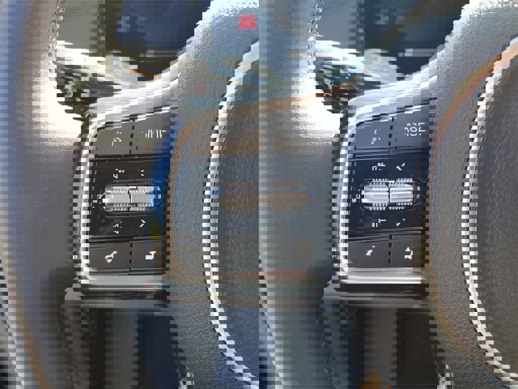 Used 2025 Kia Carnival EX image 11