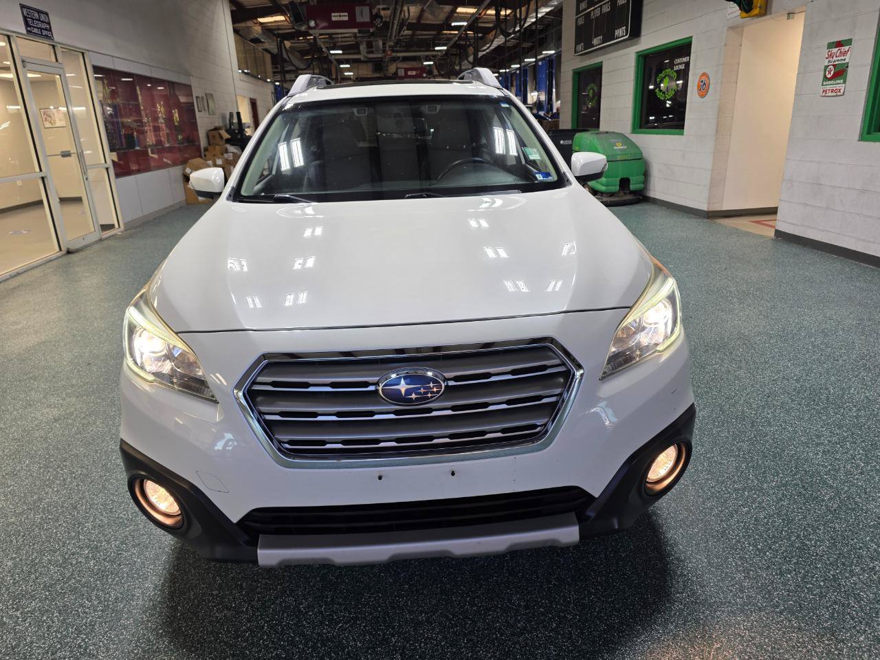 Used 2016 Subaru Outback 2.5i Limited AWD/4WD image 3