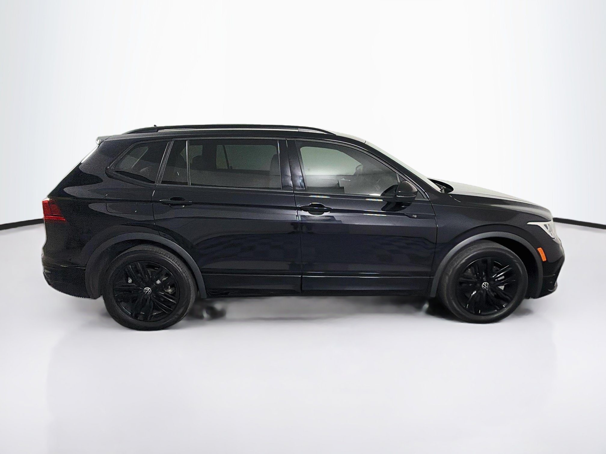 Used 2022 Volkswagen Tiguan SE R-Line FWD image 10