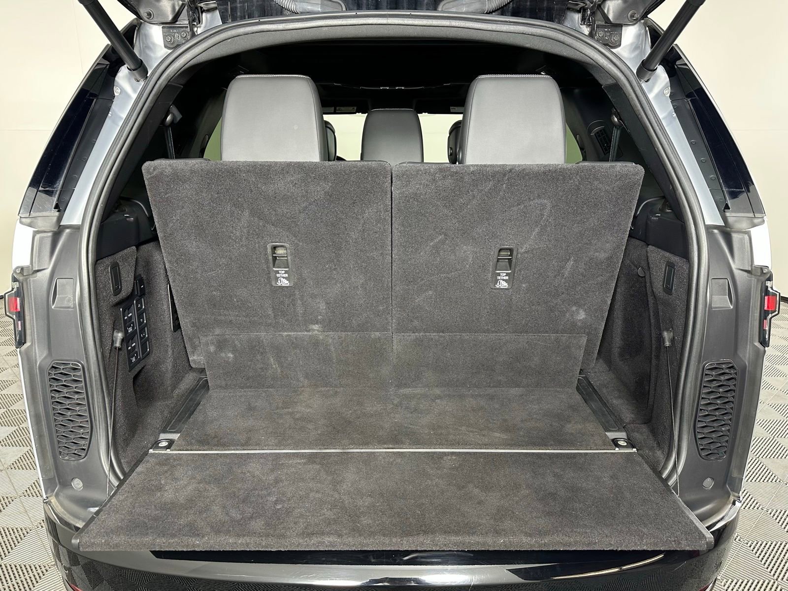 Used 2023 Land Rover Discovery Metropolitan Edition image 28