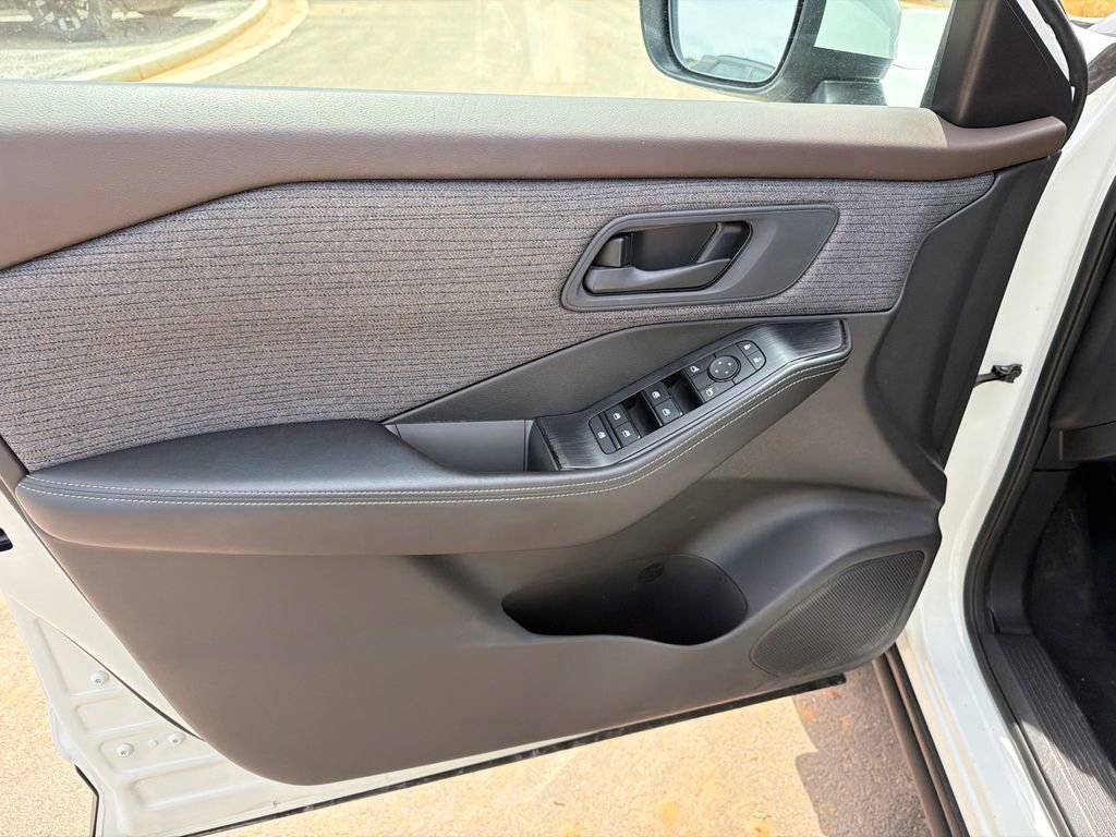 Used 2022 Nissan Rogue S AWD/4WD image 10