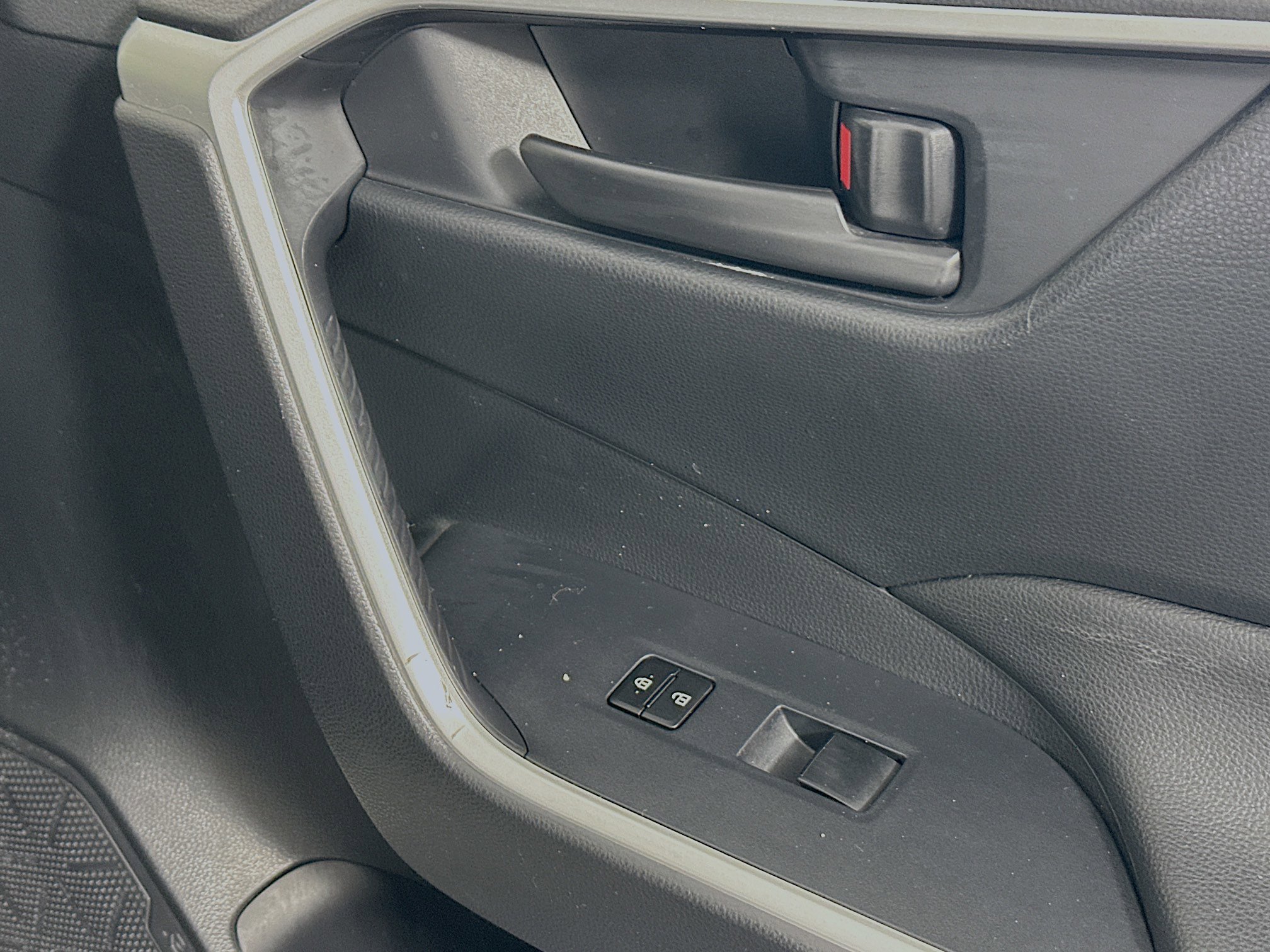 Used 2022 Toyota RAV4 LE AWD/4WD image 28