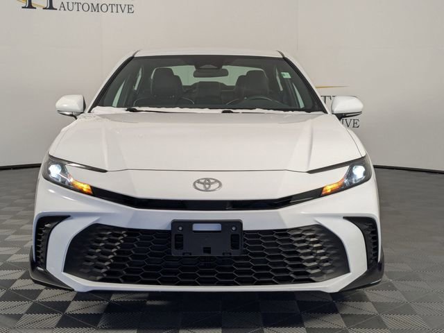 Used 2025 Toyota Camry SE image 3