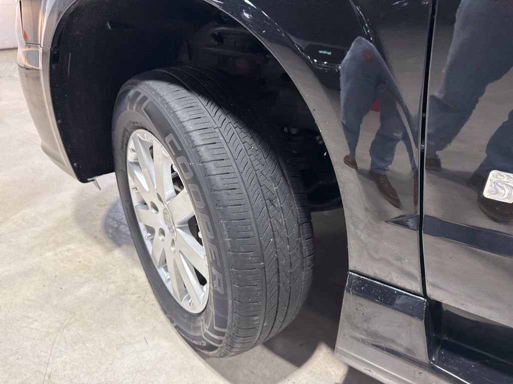 Used 2015 Chrysler Town & Country Touring image 3