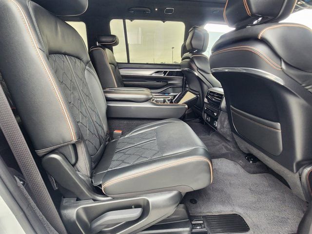 Used 2022 Jeep Grand Wagoneer Series III image 16