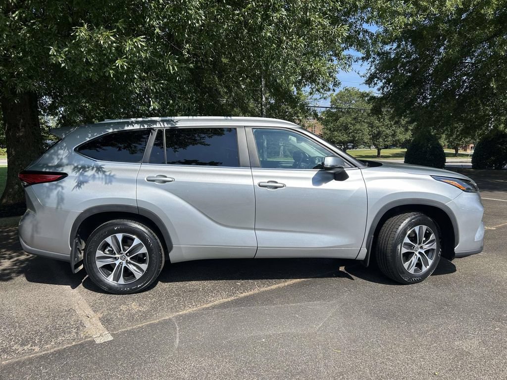 Used 2023 Toyota Highlander XLE FWD image 2
