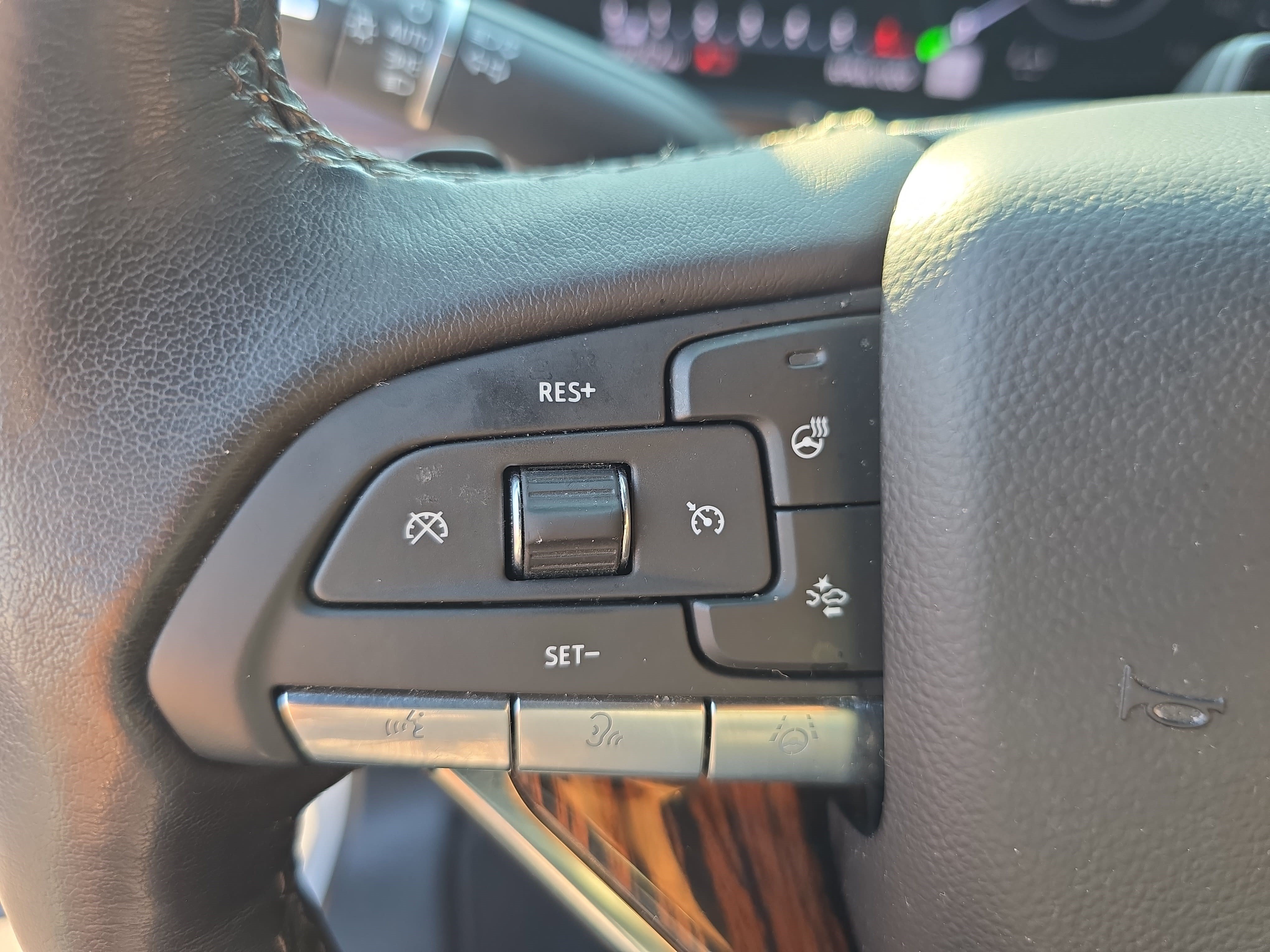Certified 2024 Cadillac Escalade ESV Premium Luxury w/ Performance Package AWD/4WD image 17