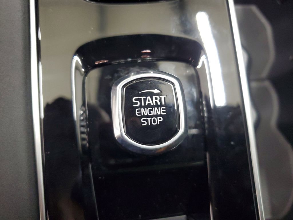 New 2025 Volvo XC90 B6 Core w/ Climate Package image 33