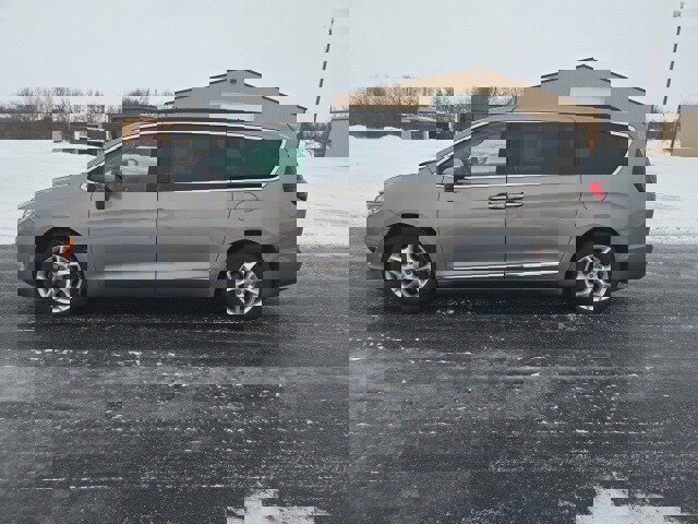 Used 2017 Chrysler Pacifica Touring-L w/ Tire & Wheel Group image 3