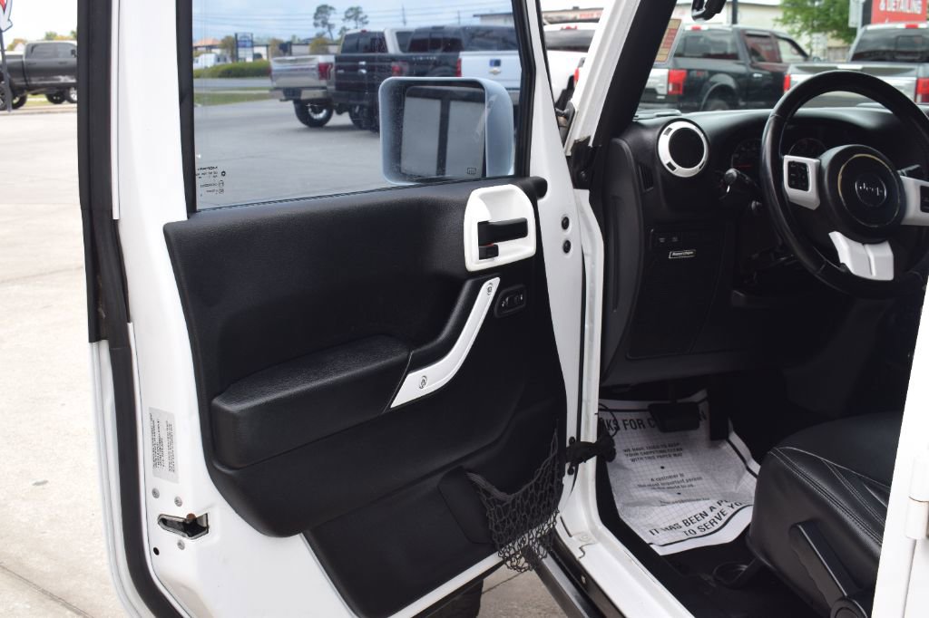Used 2016 Jeep Wrangler Unlimited Rubicon w/ Connectivity Group image 9