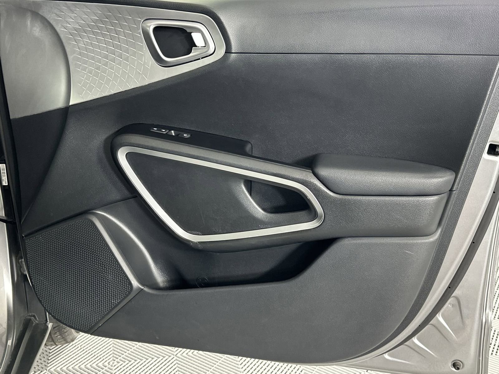 Used 2025 Kia Soul LX w/ LX Technology Package FWD image 31